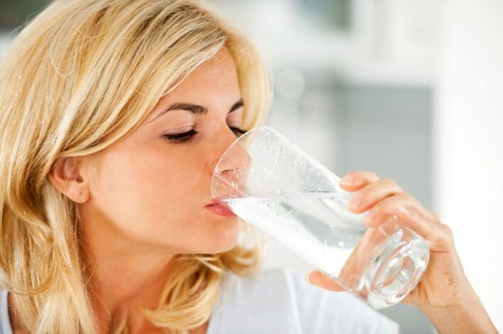 vandens gėrimas laikantis tingios dietos 1 nuotrauka