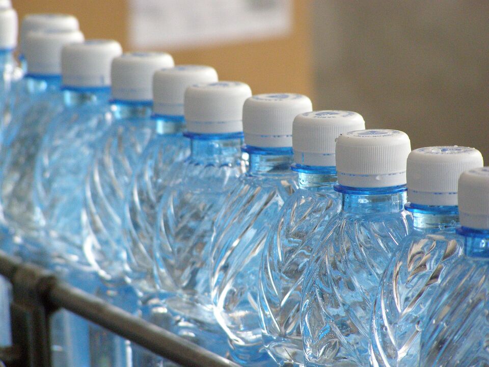 vanduo buteliuose tingiai dietai
